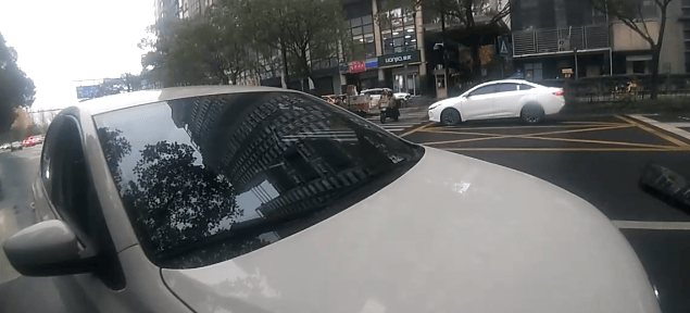 杭州市中心突发！男孩当场慌了：我妈情况不对！视频曝光，这一幕见过……
