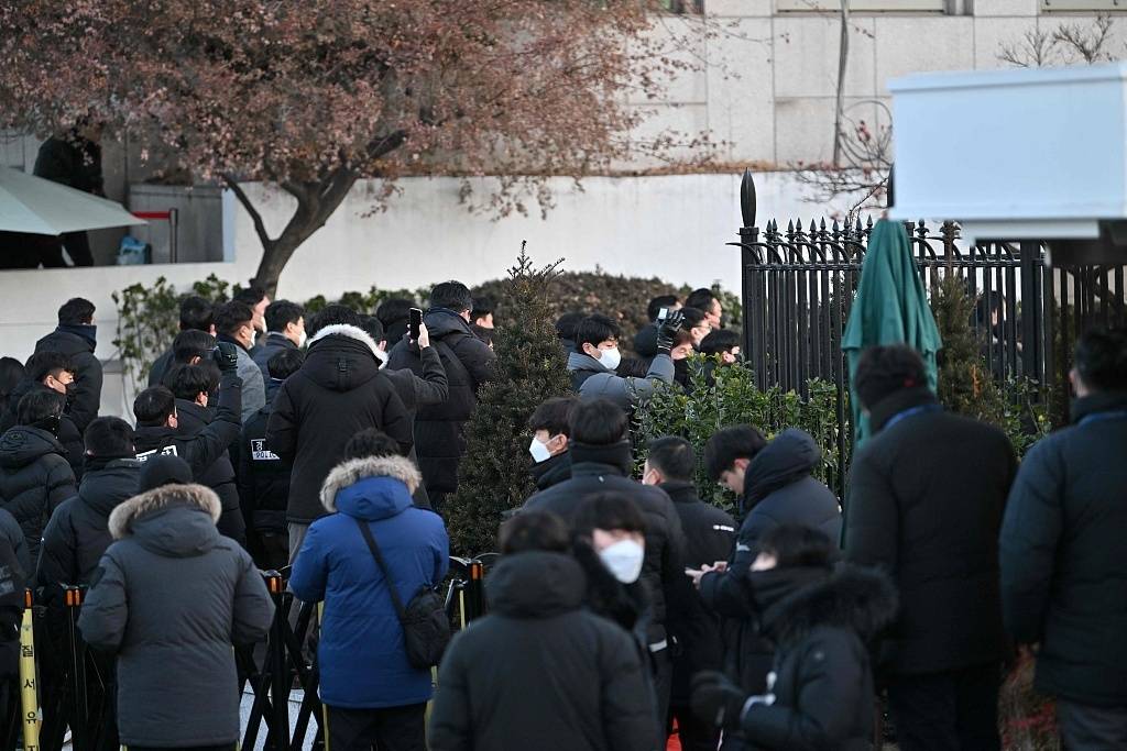 韩国调查人员同总统警卫发生肢体冲突，未进入尹锡悦所在建筑