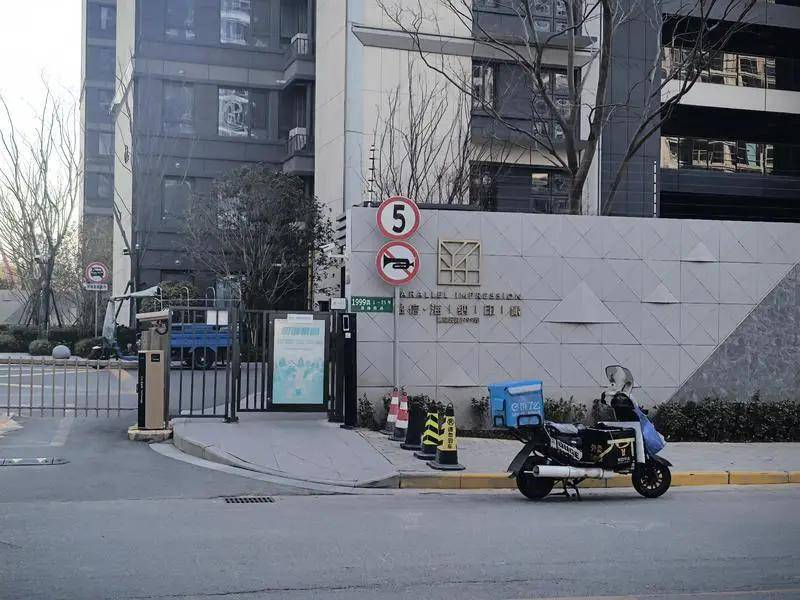 触目惊心！沪上小区9幢住宅大楼前，遭遇“密集恐惧”！居民：想想都怕→