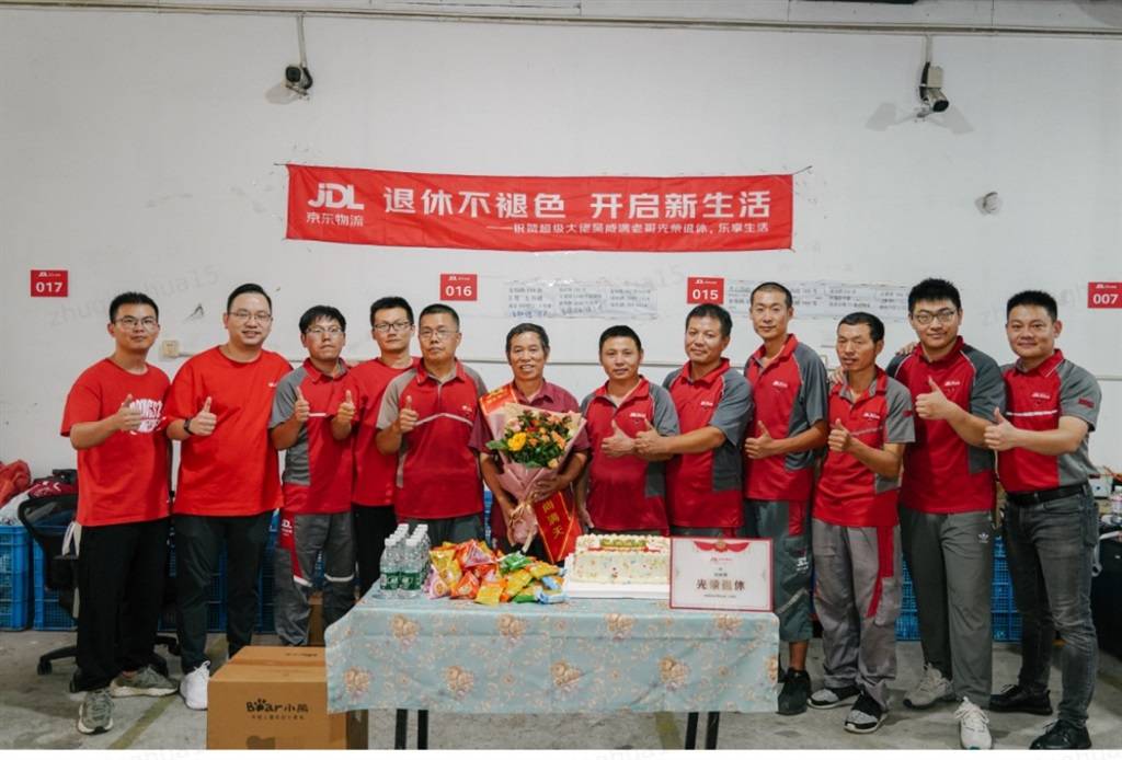 沪漂17年，快递“老哥”们迎来退休潮：赚到了车、房、股票，过上了“有保障的退休生活”