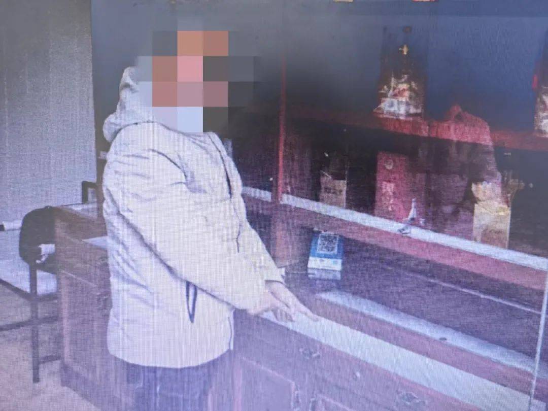 男子偷到假古币怒掷河中，到派出所 “打听风声”自投罗网