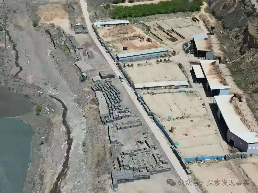 忻州繁峙县繁城镇东魏村北，砖厂的无序发展成了生态环境的“杀手”，不仅污染河道，还肆意占用耕地。